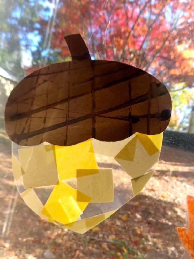 okenná dekorácia-jeseň-deti-drotár-okenná-tabuľa-žaluď-papiel-alobal-nalepiť