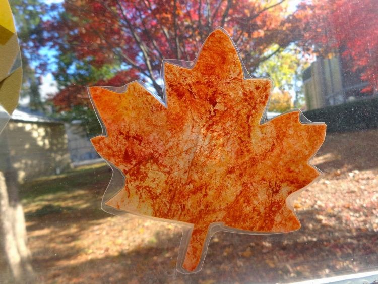 okenná dekorácia-jeseň-deti-drotár-okenná-tabuľa-palica-na-papier-alobal-list