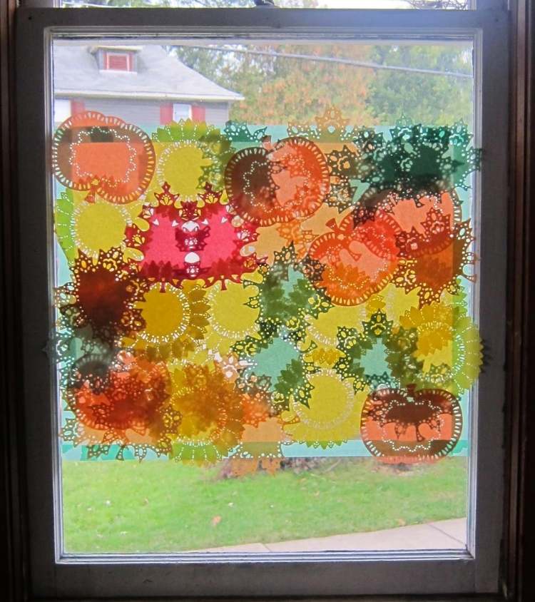 dekorácia okna-jeseň-deti-drotár-farebný-papier-okenný-lepidlo-kreatívny nápad