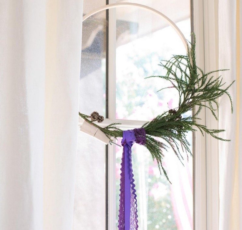 Vyrobte si lapač snov z konárov stromov a pomocou purpurovej mašle Dekorácia okna-vianočný-lapač snov-purpurovo-mašľové konáre