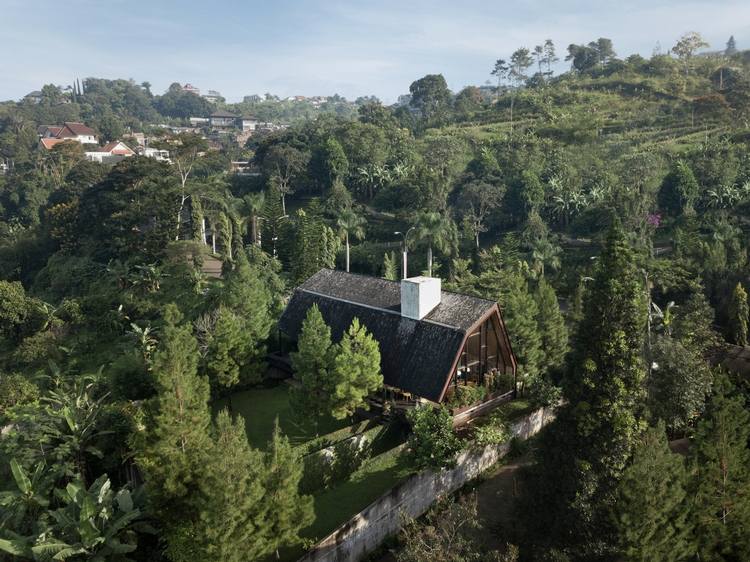 prázdninový dom z dreva lesné útočisko víkendový dom drevený obklad sklenená fasáda rastliny lesná oblasť z vtáčej perspektívy