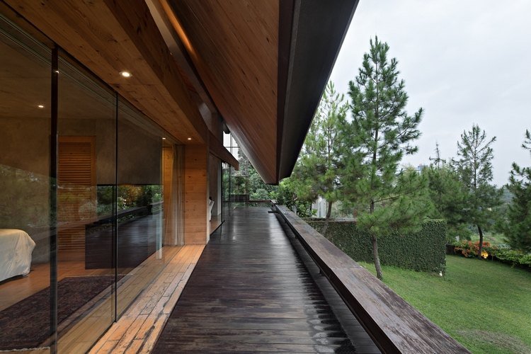 prázdninový dom z dreva zastrešenie lesa posuvné sklenené dvere borovica lúka trávnik terasa balkón