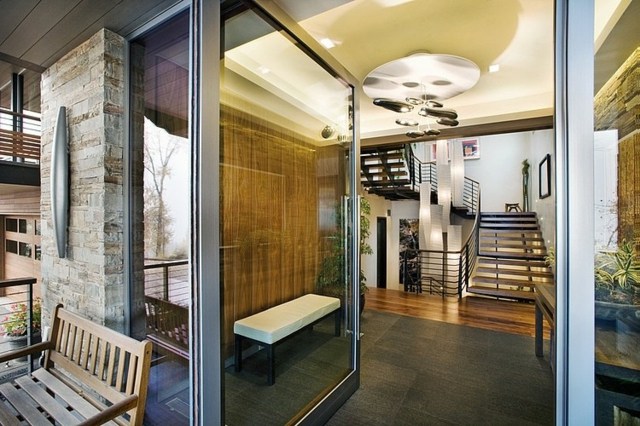 Nápady na nábytok Domový vchod do domu z kameňa obloženého drevom