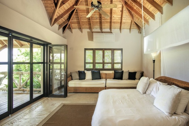 Sklenené dvere s dvojitou rozkladacou pohovkou z dreva Rozkladacia pohovka pre manželskú posteľ a drevený strop