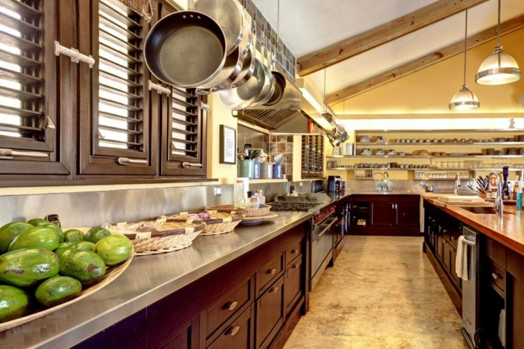 Drevená kuchyňa s klasickým exotickým nábytkom nápady na klasický exotický nábytok