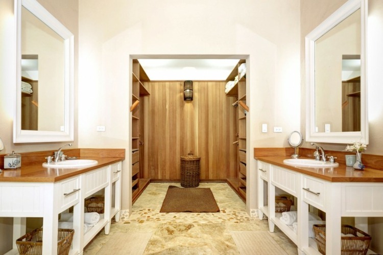 veľká kúpeľňa dva stoly biela exotická Kúpeľňa dva stolíky z bieleho exotického dreva