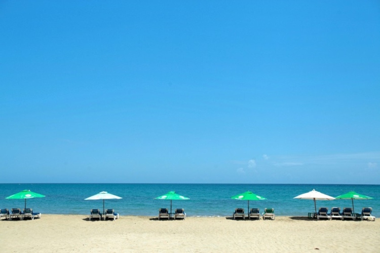 Plážový život Dominikánska republika slnečníky dominikánska republika dáždniky pobrežie sever