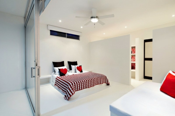 biela-spálňa-červená-perina