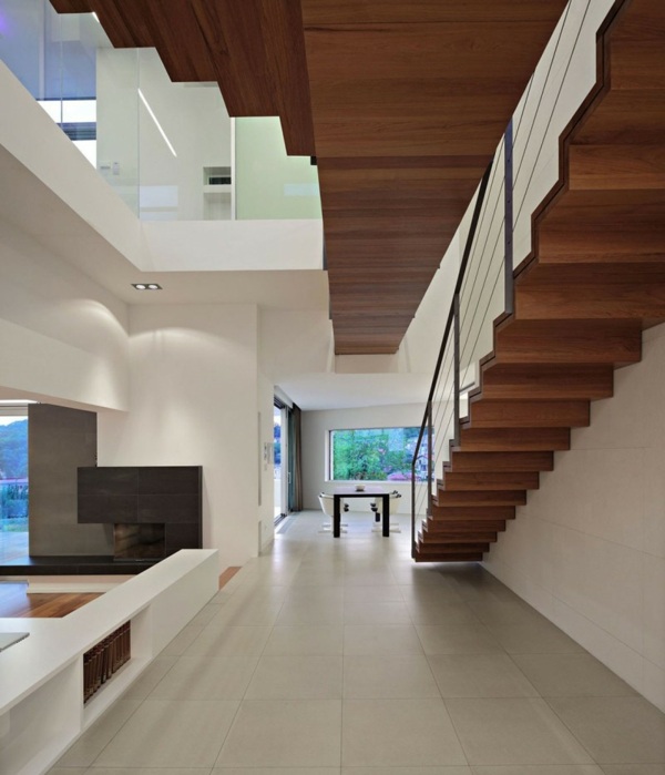 moderný interiérový krb zvýrazňuje detaily dreva Interiérový dizajnový krb zvýrazňuje detaily dreva