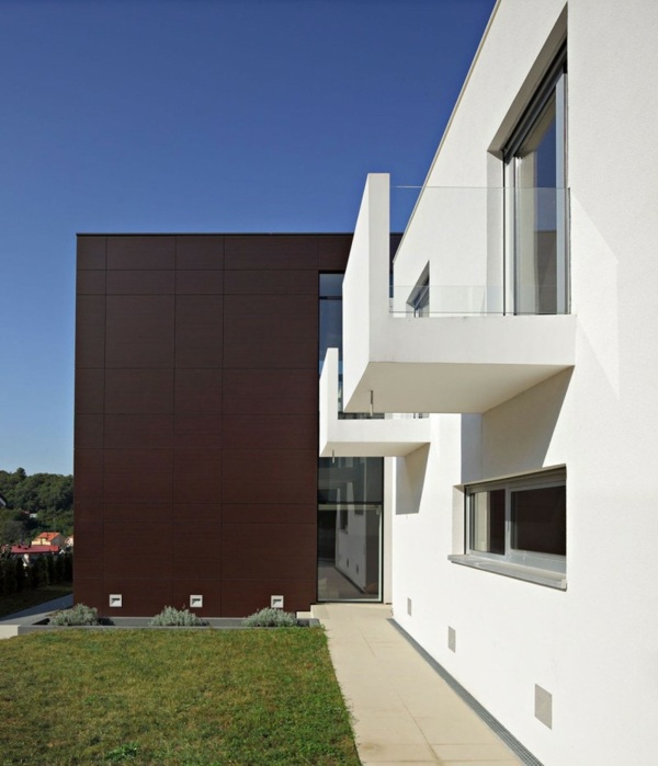 Prázdninový dom Chorvátsko fasáda balkónové sklenené zábradlie Fasádne balkónové sklenené zábradlie architekti minimalistické