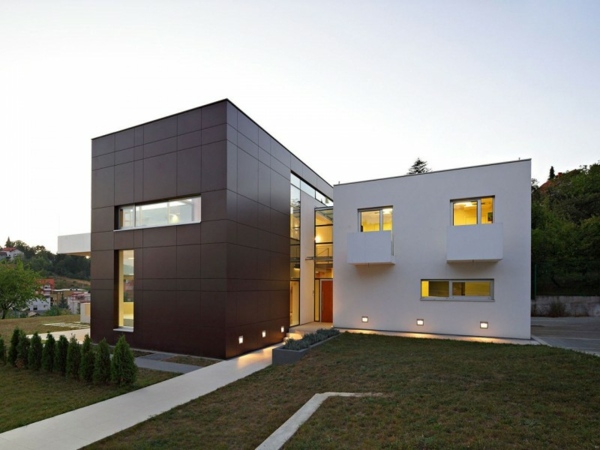 elegantný dom fasáda príjazdová cesta záhrada Fasáda domu, príjazdová cesta, záhrada, biela farba