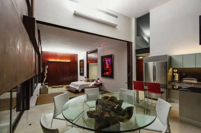 Kruhový stolový stôl v tvare stromu v kufri stromu Kmeň stromu okrúhle stoličky čalúnené bielou farbou