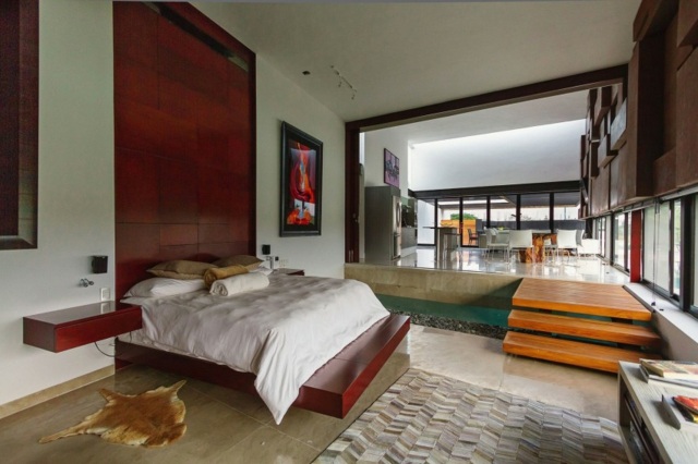 Spálňa z teplého dreva, piesková dlažba, manželská posteľ Moderná maľba na pieskovcové dlaždice vo farbe dreva