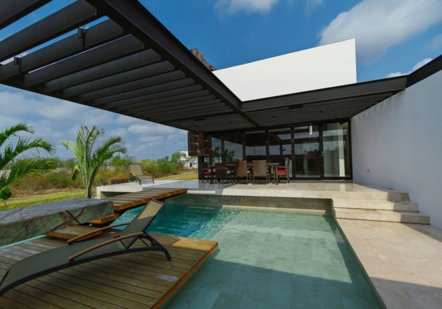 Spálňa z teplého dreva, manželská posteľ, pieskovec Moderná maľba na pieskovcové dlaždice vo farbe dreva