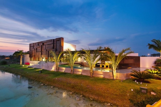 Chata s bazénom osvetlenie fasády palmy Palmy osvetľujúce fasádne obložené drevené panely