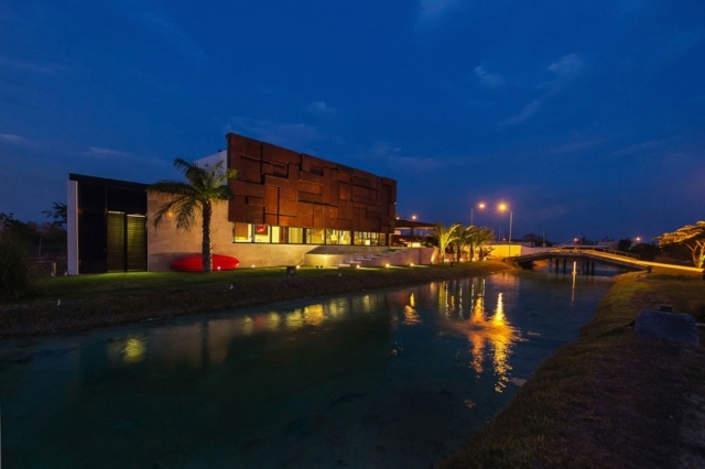 Fasádny jednopodlažný dom so sklenenou obrazovkou na ochranu súkromia, palmy Drevená fasáda Jednopodlažný dom Sklo na ochranu osobných údajov