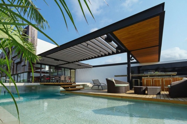 Dovolenkový dom s drevenou terasou a ratanom na sedenie so strešným bazénom Posedenie strešné okno bazén prázdninový dom Mexiko