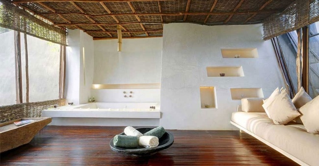 Opium Mustique wellness kúpeľňové sviečky vonné oleje drevené podlahy Kúpeľňové sviečky Opium Mustique wellness kúpeľňové podlahy s drevenou podlahou