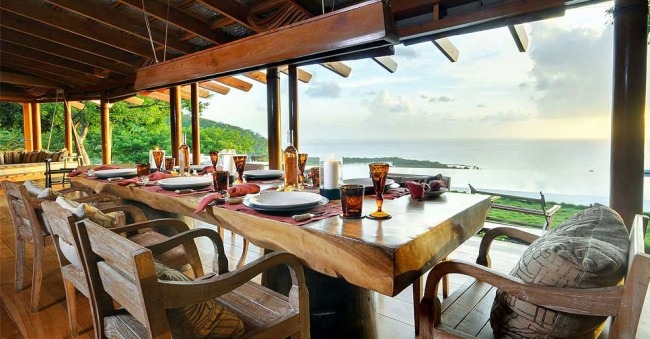 Večera z masívneho dreva Opium Mustique s panoramatickým výhľadom Večera z masívneho dreva Opium Mustique s panoramatickým výhľadom