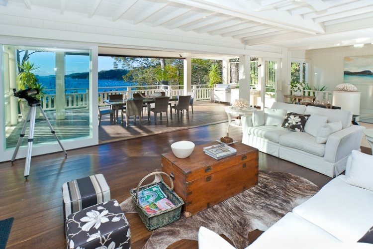 prázdninový byt-nábytok do mora-obývačka-terasa-terasa-okno-výhľad-na more-biele drevo