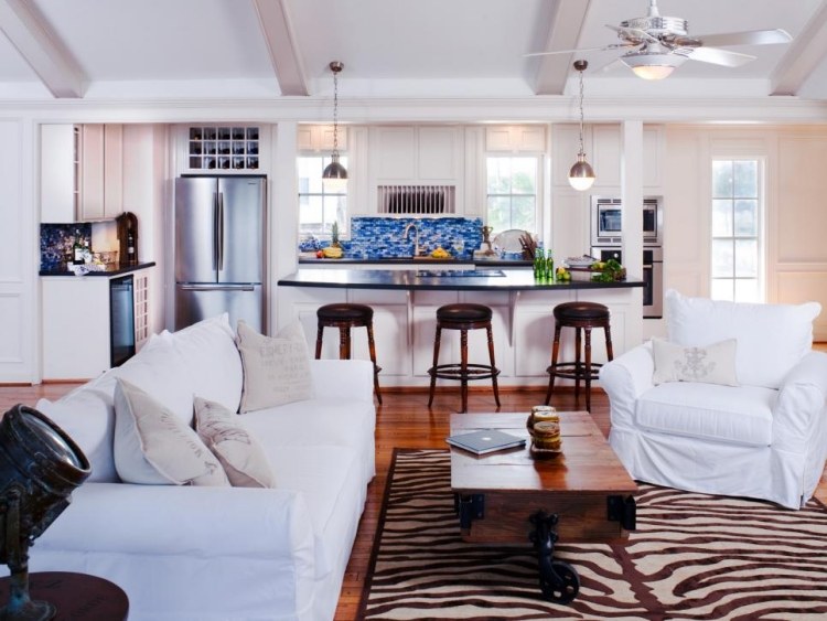 prázdninový byt-more-zostava-biela-svetlá-útulná-kuchyňa-otvorená-dlažba-modrá-mozaika