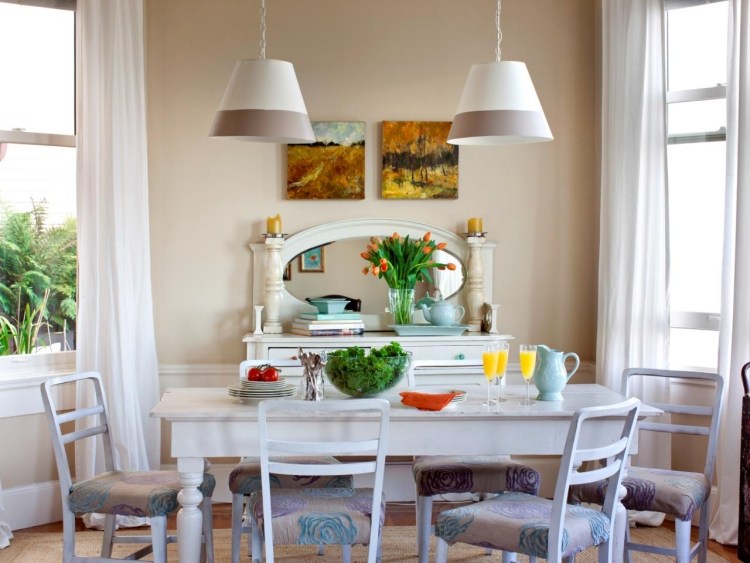 prázdninový byt-nábytok-more-jedáleň-stuehele-biele-svetlo-závesné-okno