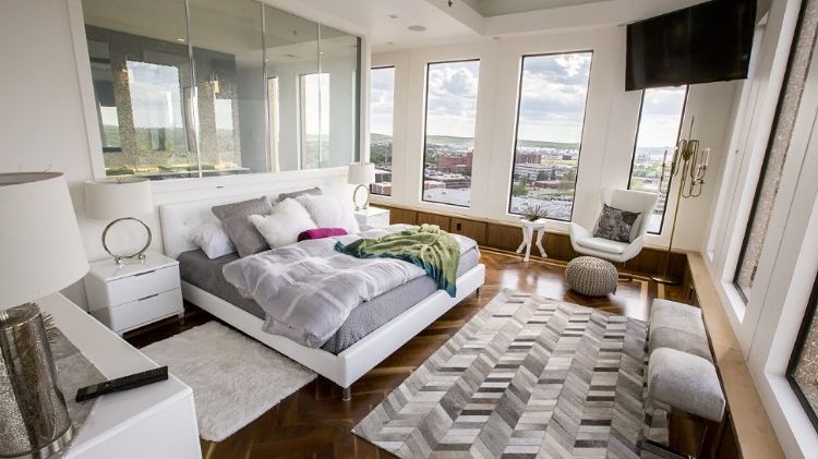 televízor v spálni s TV, parketovou podlahou s kobercom a výhľadom na parket