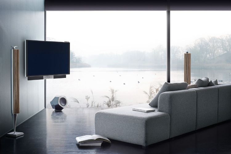 Televízor umiestnený pred oknom Možnosti dizajnu sedačky v obývacej izbe