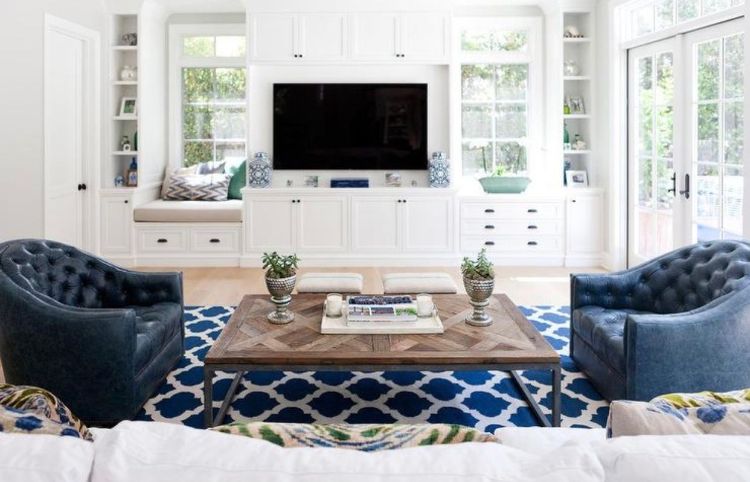 Postavte televízor pred okno. Televízor v obývacej izbe