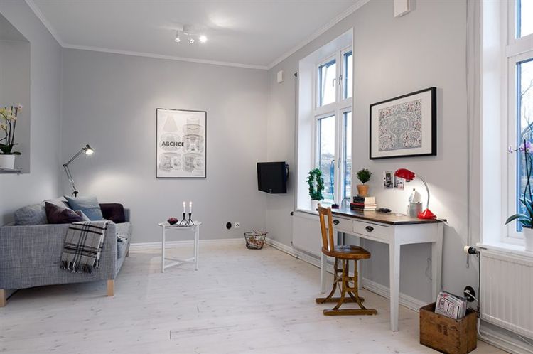 televízor v spálni s televíziou, dizajn, malý gauč, drevené stolné steny