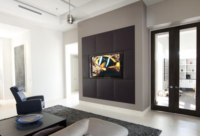 TV kreslo v modernom dizajne, potiahnuté hladkou kožou v modrej farbe TV kreslo v obývačke-moderný dizajn-vstavaná nástenná jednotka-tapetované