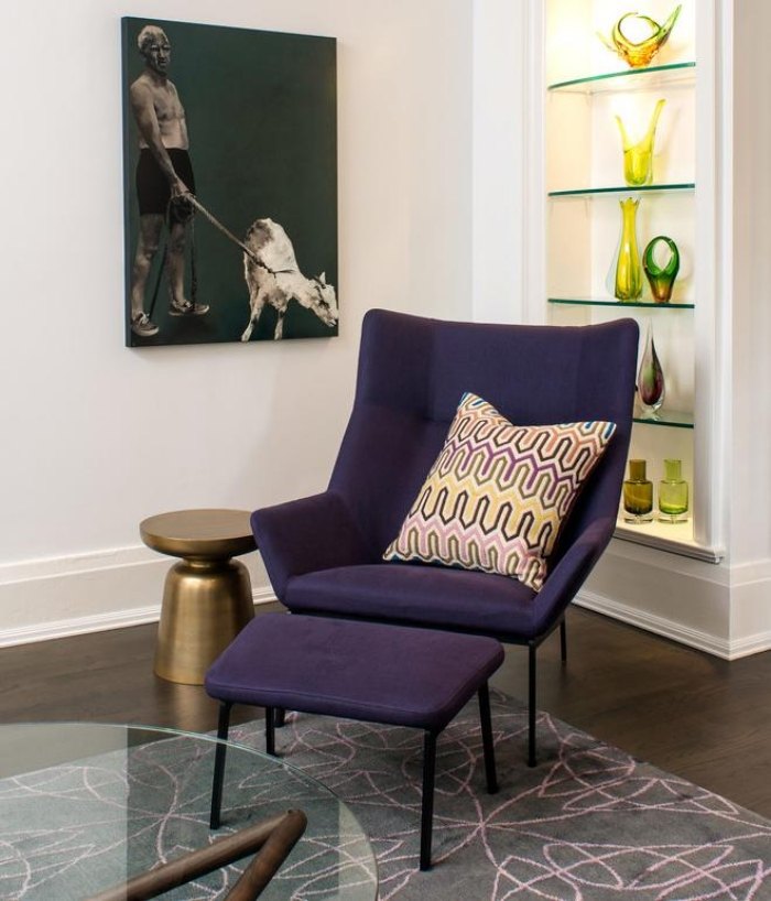 TV kreslo so taburetom, čalúnené látkovým poťahom, dekoratívne vankúše so vzorom TV kreslo v obývačke