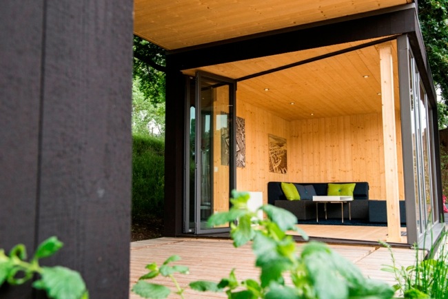 Izolačný prístrešok zariadený drevenými panelmi