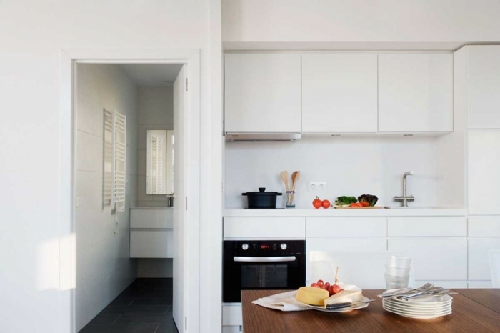 kuchyňa biela skrinka vysoký lesk montovaný dom kúpeľňa jedálenský stôl