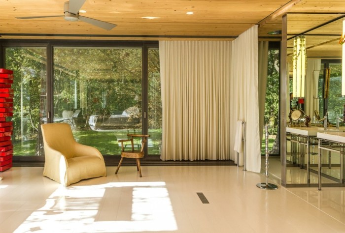 Okná panelového domu je možné zavrieť závesmi moderný štýl dekor spálne biele záclony