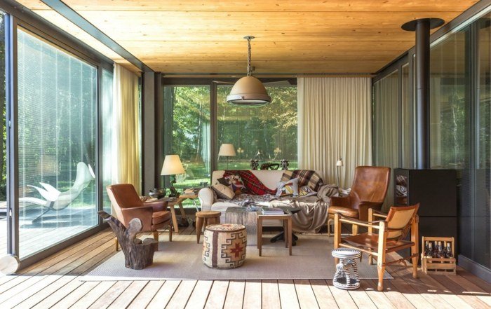 Pohodlný dizajn obývačky na prízemí panelového domu zariadenie obývačky montovaný dom sedačka kreslo krb