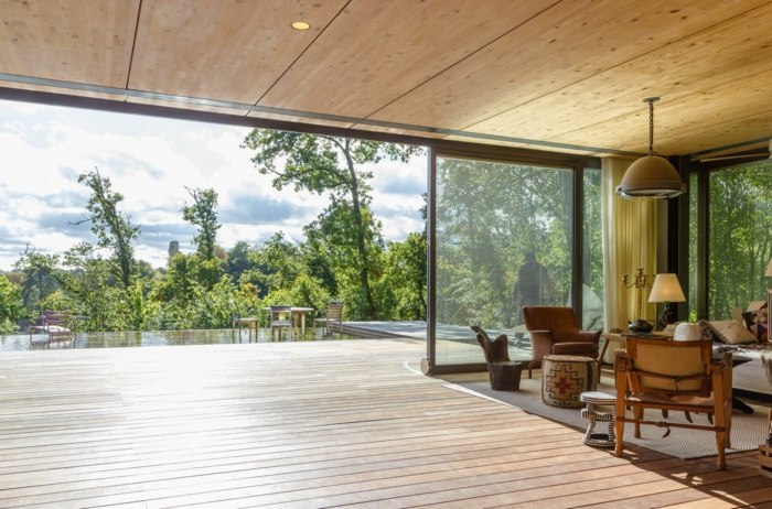 Panelový dom má veľkú terasu, na ktorú sa vstupuje posuvnými dverami dom obývačka parkety posuvné dvere terasa sedenie