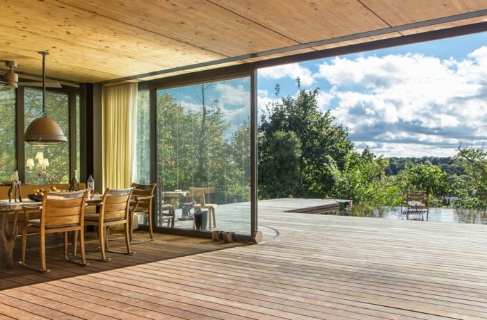 Dizajn domu v jedálni má výhľad na terasu zariadenie jedálne zariadenie posuvné dvere terasa stôl stoličky montovaný dom