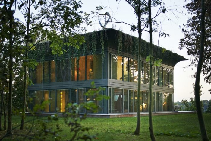 Všetky fasády dizajnu montovaného domu pozostávajú z okien a umožňujú prenikanie veľkého množstva svetla montovaný dom dizajn ekologické sklo starck riko