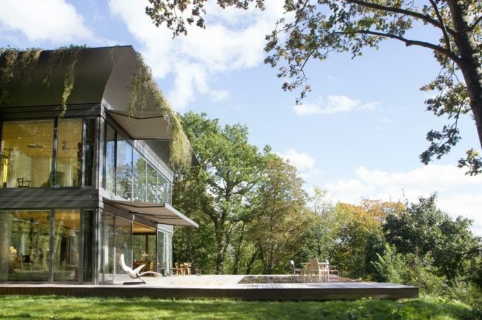 Terasa panelového domu so stolmi a stoličkami v osviežujúcej vode vonkajší dizajn montovaného domu bazénové jazierko leto