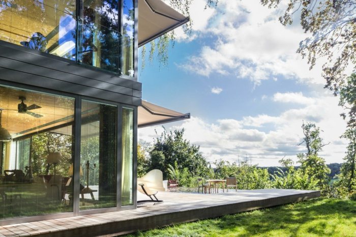 Dizajn domu zaručuje nádherný výhľad tvar domu vonku drevená podlaha terasa relax