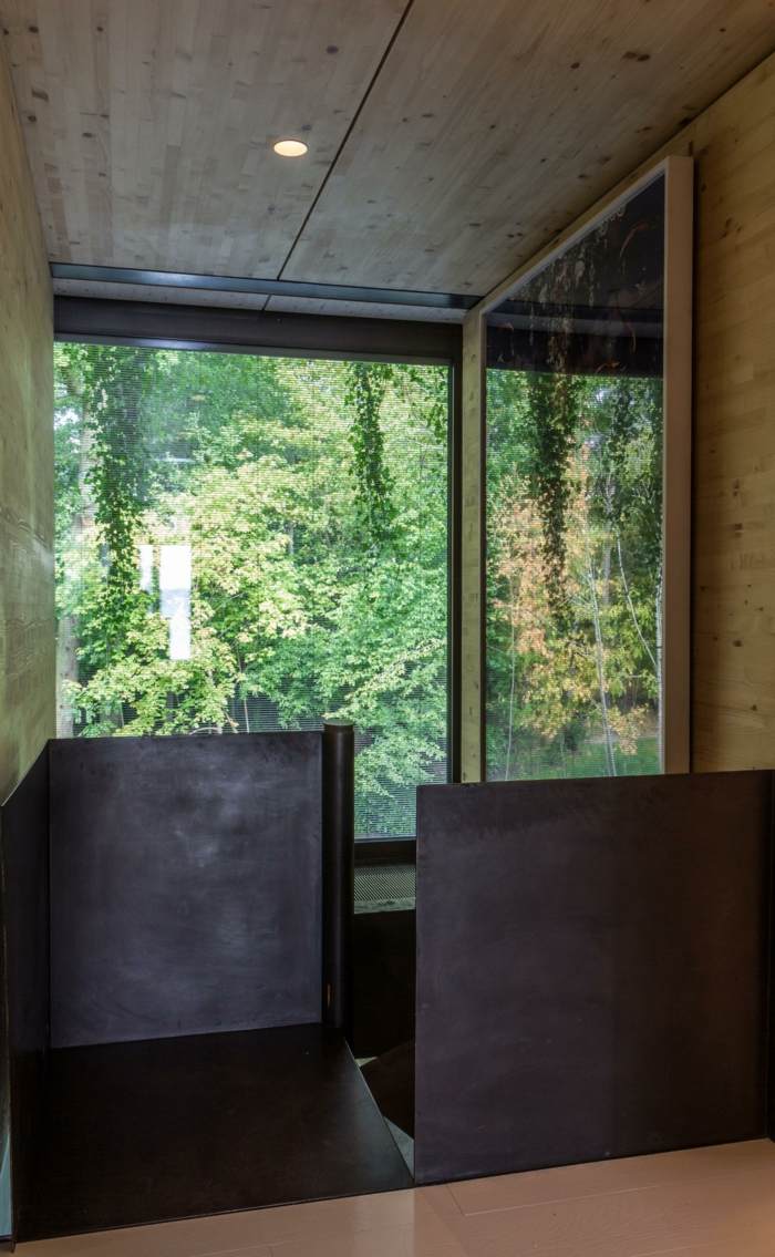 Návrh chodby v panelovom dome - oblasť schodiska chodba dizajnové schody tmavé madlo montovaný dom