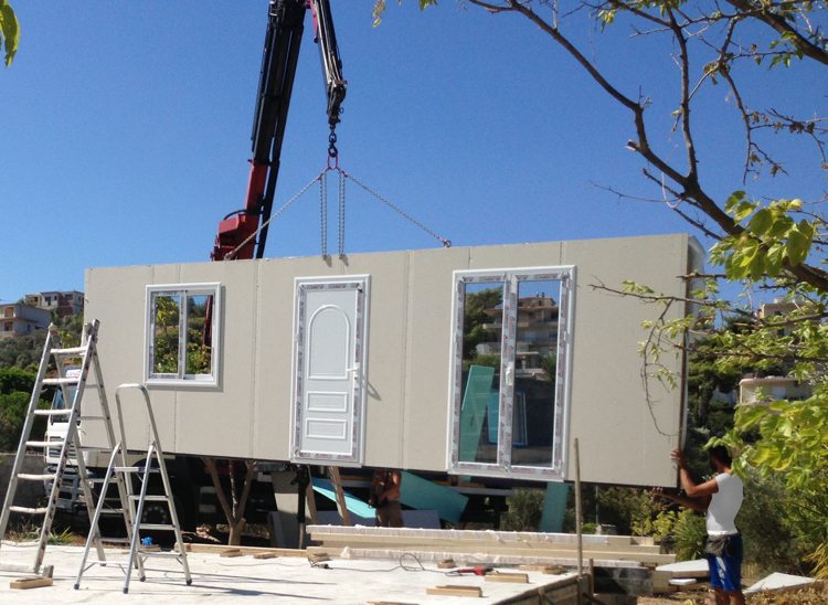 montované domy rýchlo-ľahko zostaviteľné-fasáda-vchodové dvere