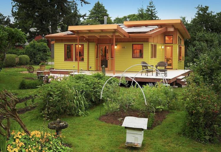 montované domy-moderná-terasa-zastrešenie-žltá-fasáda