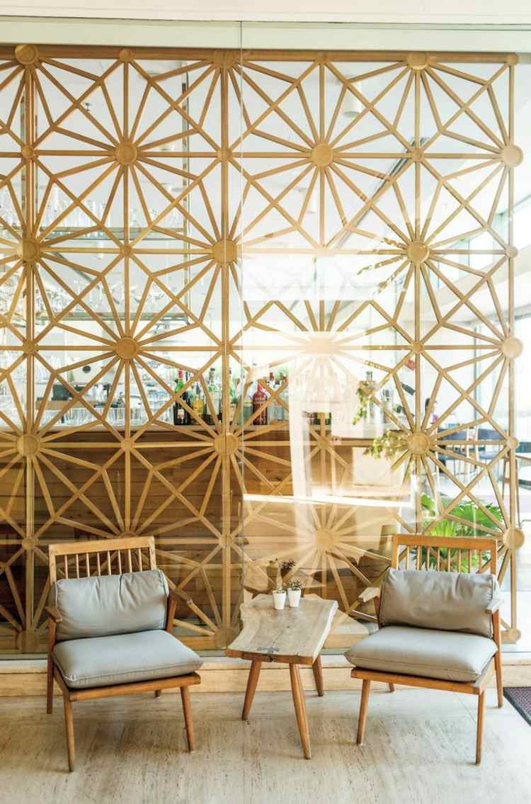 Atraktívna priečka vyrobená z drevených pásikov s pekným vzorom mobilná deliaca stena atraktívne drevené pásy vzor stoličky tropický štýl