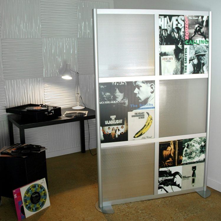 Tento oddiel tvorí malú kanceláriu mobilná deliaca stena moderný matný plastový nápad do kancelárie