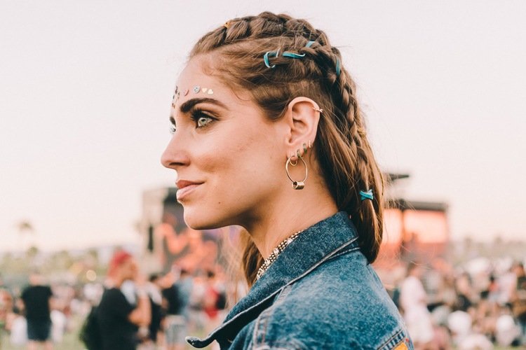 Vytvorte si festivalové účesy sami - inšpirované festivalom Coachella a módou street štýlu Festivalové účesy-urob si sám-návod-coachella-zoepfe-voľne spletené-detail