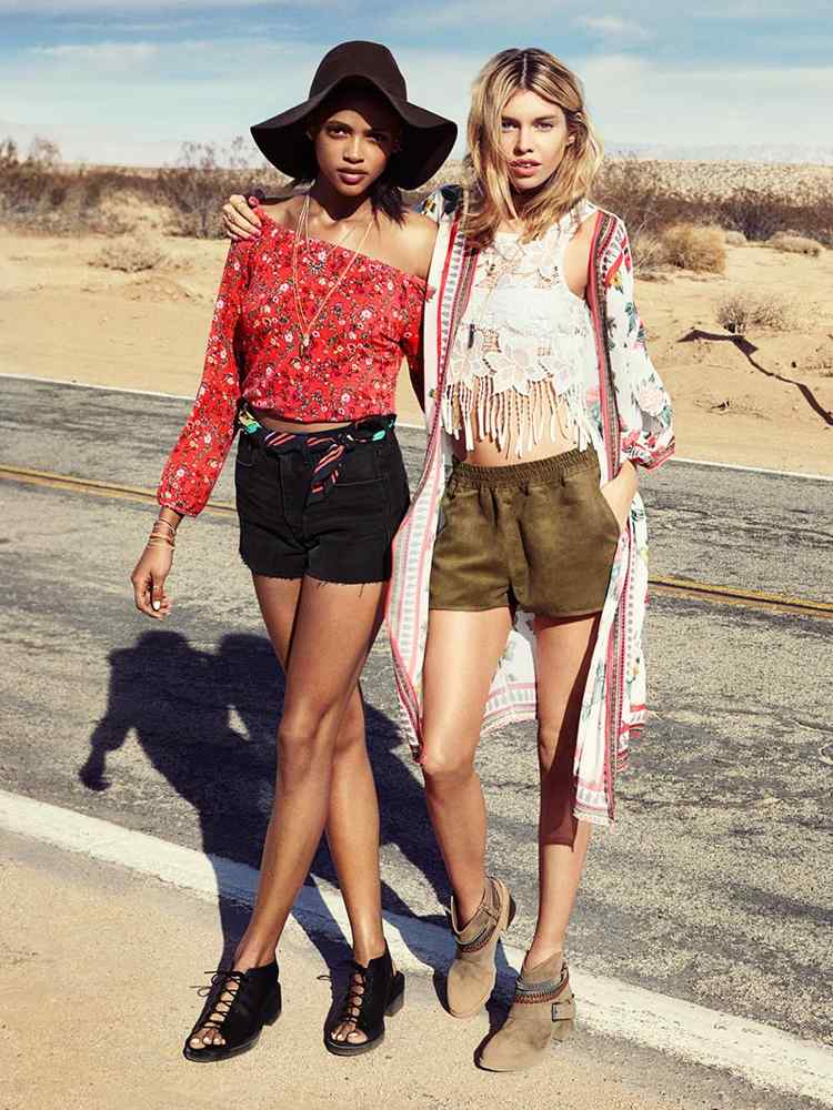 farebné, ležérne, orezané - outfity inšpirované Coachellou festival-look-móda-šortky-top-brucho-bez-velúr-Coachella