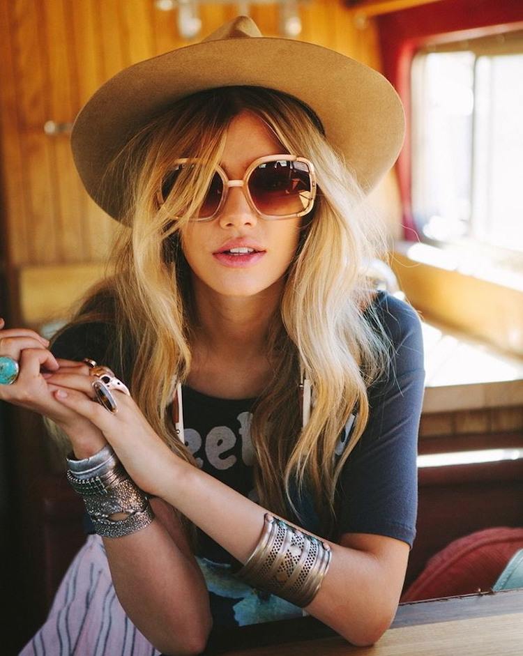 plážový outfit bez čiapky a slnečných okuliarov sa jednoducho nedá festival-look-móda-klobúk-fedora-slnečné okuliare-veľké-šperky