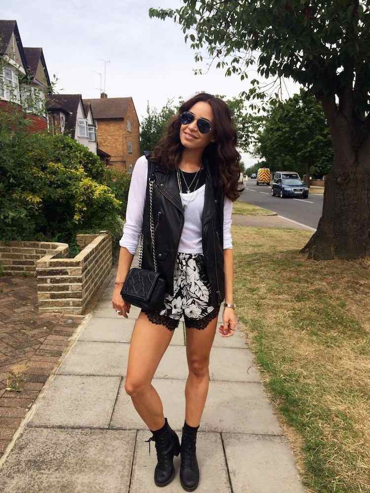 Čiernobiely outfit s koženou vestou a šnurovacími čižmami festival-look-móda-čierno-biele-čižmy-kožená bunda